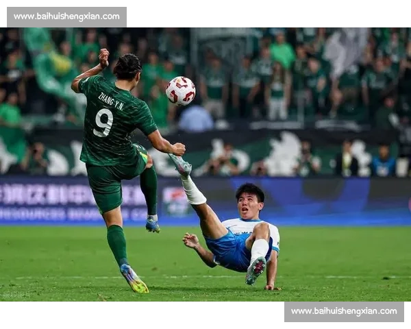 国安击败西海岸追平申花登顶，争冠形势白热化